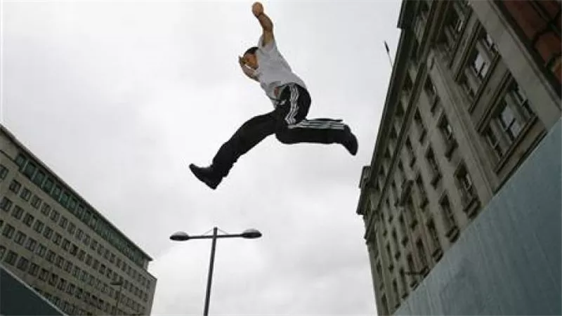 ردد الشهادتين قبل انهاء حياته.. موظف الوراق يطعن زوجته ويصيب طفليه ويلقي بنفسه من الرابع 