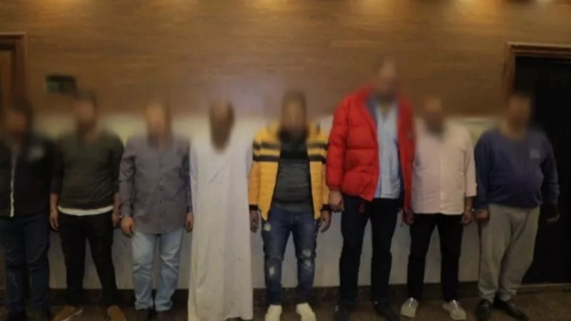 لقطات لا تصدق..لحظة العثور على مقبرة أثرية أسفل أحد العقارات السكنية بعين شمس | فيديو