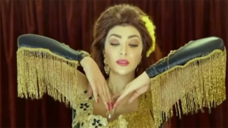 بقيتي شبهها جدًا.. ميرهان حسين تقلد نبيلة عبيد في رقصة استعراضية | فيديو