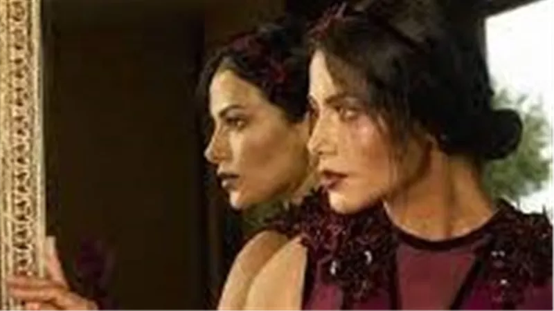 خلال فعاليات القاهرة السينمائي.. رد فعل صبا مبارك مع معجب أمسك يدها | فيديو
