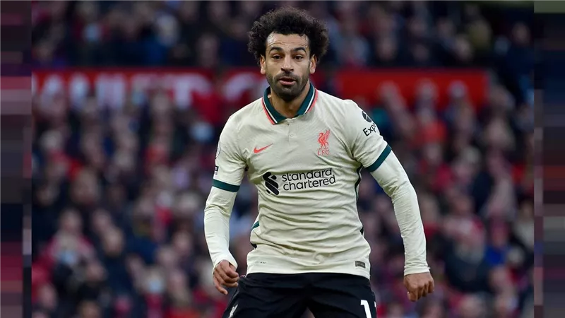 محمد صلاح يرفضها وآخر كان يشربها قبل المباريات المهمة.. علاقة 5 لاعبين مصريين بـ الخمور | فيديو