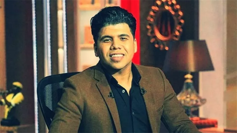 «خطوبة ولا أغنية؟».. عمر كمال يثير الجدل بصورة مع شيماء المغربي | شاهد