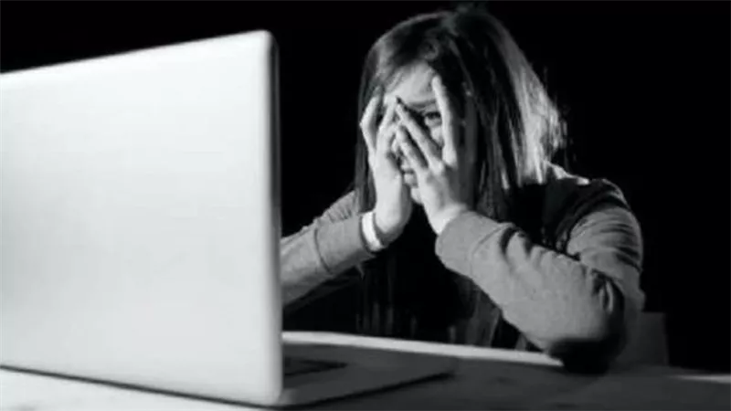  3 فيديوهات مخلة و25 ألف جنيه.. تفاصيل مثيرة عن علاقة غير شرعية بين مدير وموظفة