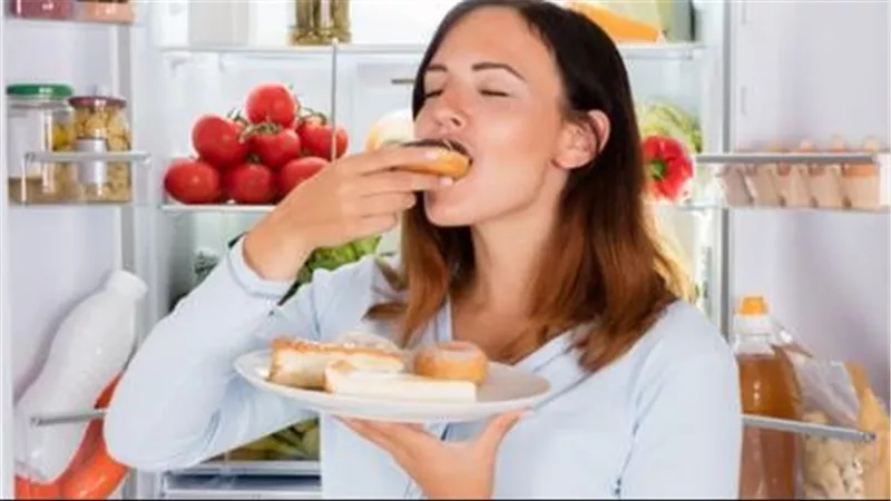 لن تتخيل ما يحدث في جسمك..دراسة تحذر من خطورة الأكل ليلا