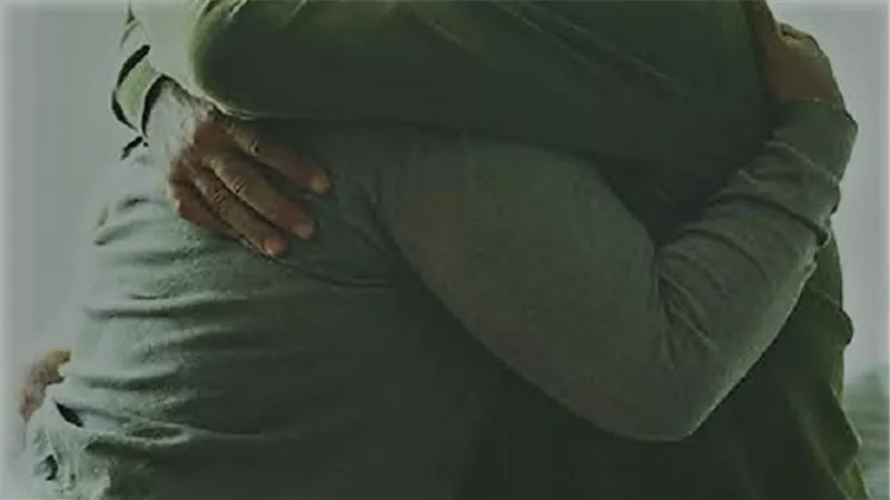 تعرض للاختطاف في عمر 4 سنوات.. زوجان يلتقيان بابنهما المفقود منذ 14 عامًا | فيديو