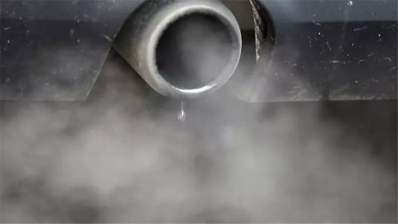 يُسبب التسمم عند استنشاقه.. الأرصاد تحذر من غازات الانبعاثات المرورية