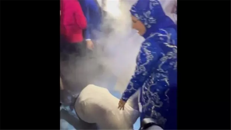  باس رجليها ورقص معاها سلو..لحظات مؤثرة بين علي غزلان ووالدته في حفل زفافه | فيديو