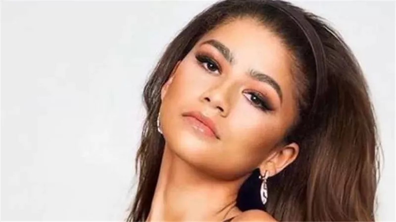 بسبب فستانها.. موقف محرج لنجمة هوليوود زيندايا وزميلها يتدخل لمساعدتها | فيديو