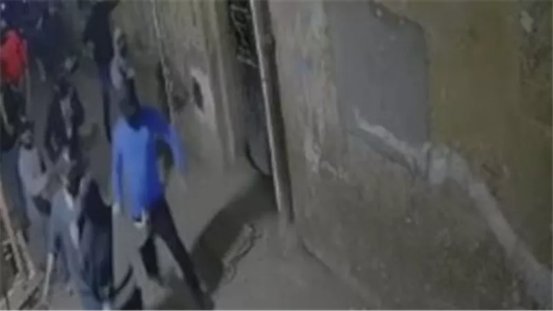 الضحية يكشف الكواليس.. فيديو صادم لسحل شاب بالأسلحة البيضاء في الشارع ببولاق | شاهد