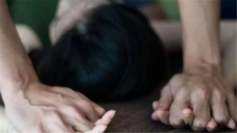 حطموا الباب واغتصبوا بنتي.. هذا ما قالته والدة ضحية البلطجة بالدويقة