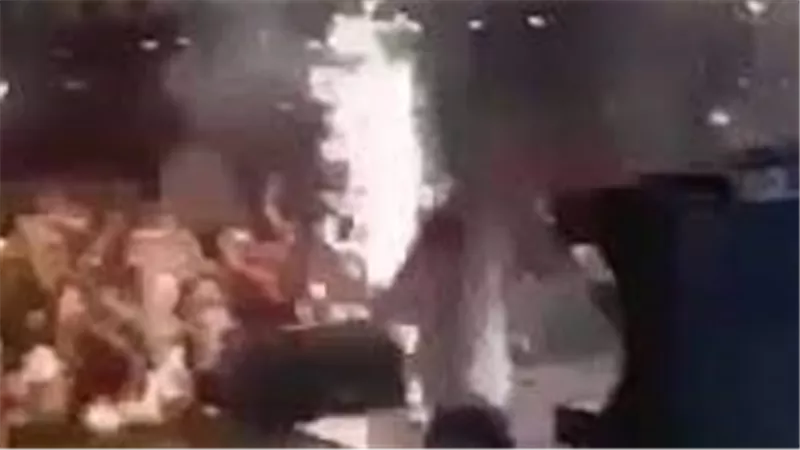 أنا مش زعلان.. لحظة سقوط حمو بيكا على المسرح | فيديو