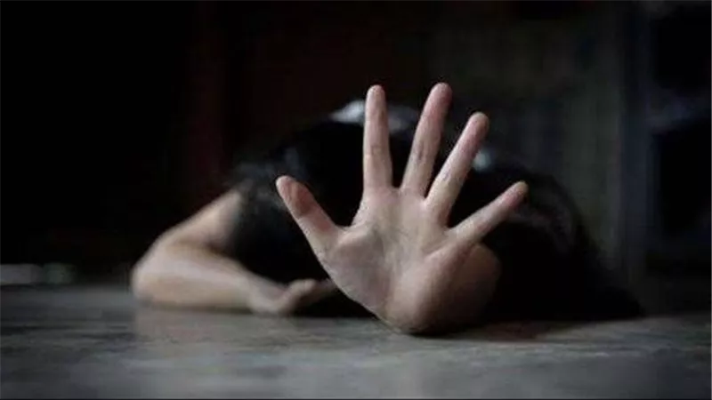 وضع لها مُنوّمًا في العصير.. الحبس ٣ سنوات لصاحب محل هتك عرض طالبة بالإسكندرية