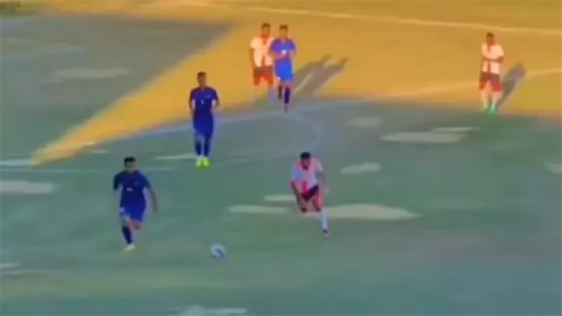 الحسد حتى في الكورة.. لاعب يسقط في الملعب فجأة بعد وصف مشجع له بـ الطيارة | فيديو