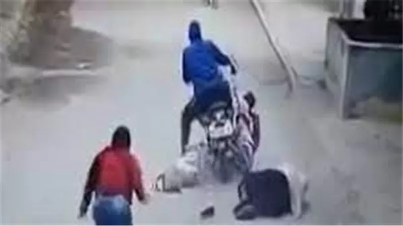 لقطات صادمة..فيديو سحل سيدة وفتاتين يثير ضجة على السوشيال ميديا واعترافات مثيرة للمتهم | شاهد