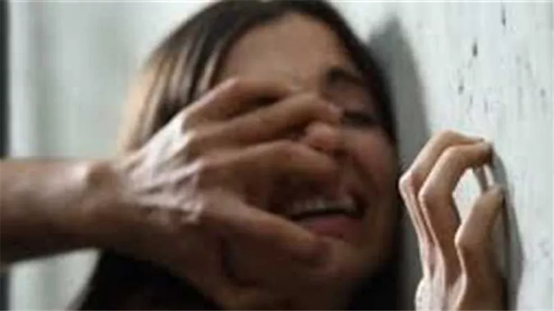 قبلتها لتشجيعها على المذاكرة.. اعترافات مثيرة لمدرس هتك عرض طفلة قبل إحالته لجنايات المنصورة