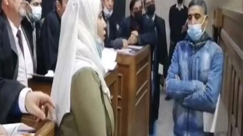 القاضي للمتهم بهتك عرض شقيقته: «عرّيتها لغريب ينهش عرضها لتأكل ميراثها ظلمًا.. لقد جئت شيئًا فريًا»