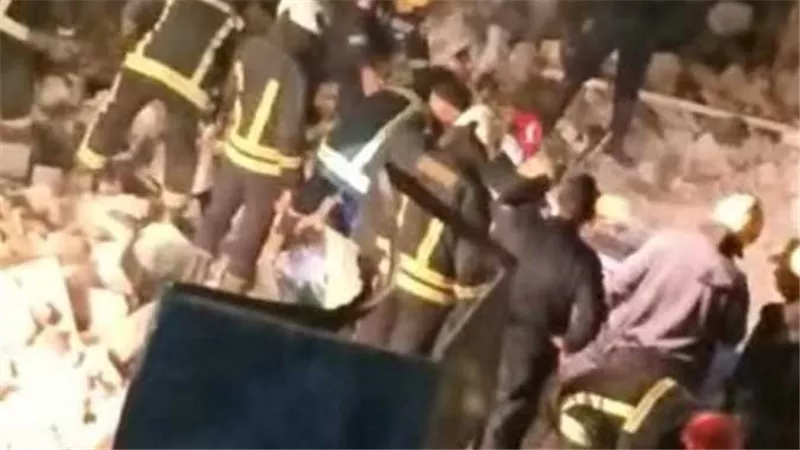 مصرع أحد المارة تحت الأنقاض..مفاجأة في انهيار عقار غيط العنب بالإسكندرية | شاهد