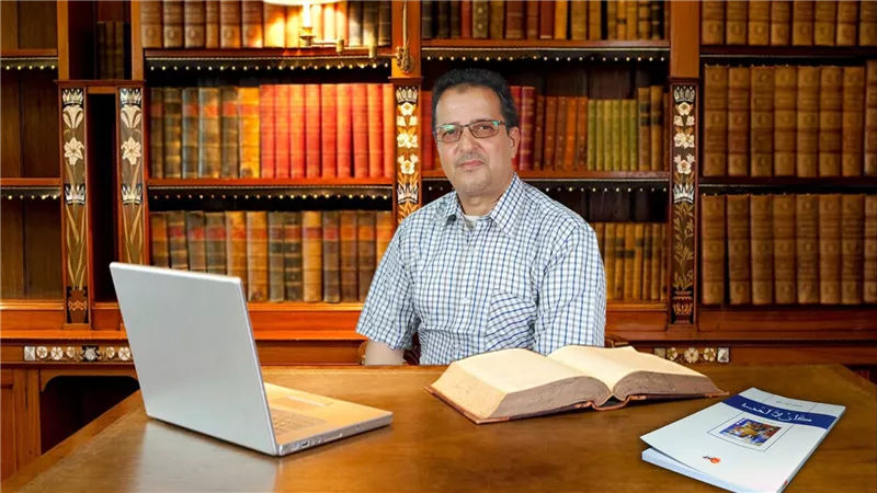 محمدآيت علو يكتب..شجرة العالم والعجوز موزع الفرح وتقارب الحضارات والثقافات والأديان فيعيد الميلاد الجديد