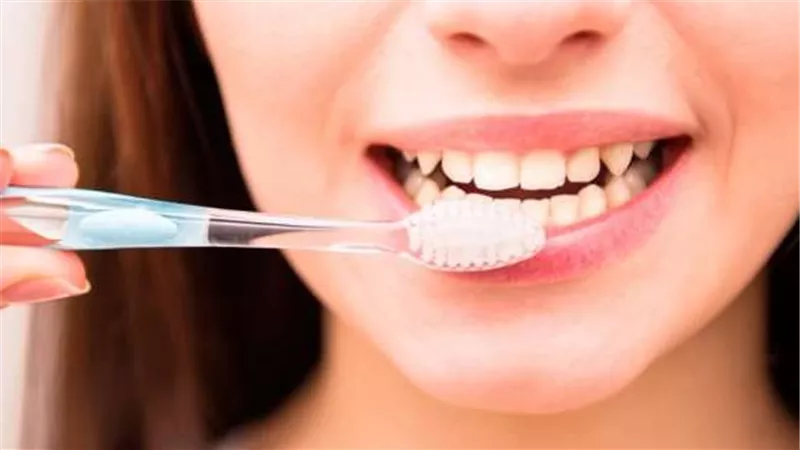 اوعى تعملها.. عادات يومية خاطئة تدمر الأسنان وتسبب التسوس
