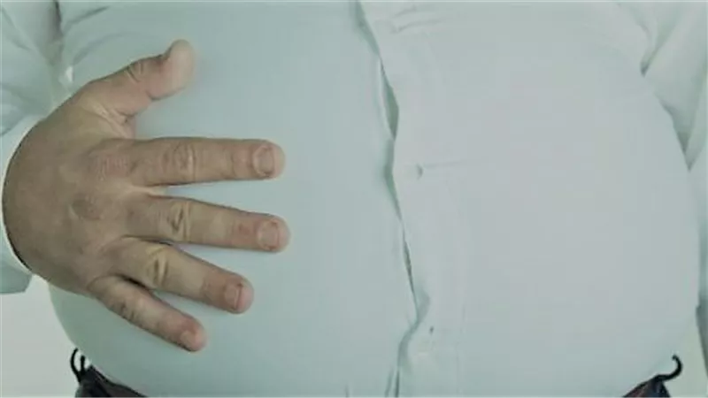 خيار وليمون.. 6 أطعمة موجودة في كل بيت تخلصك من آلام الانتفاخ