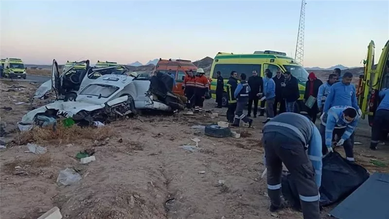 وجع القلوب.. أب يفقد زوجته وأبناءه الثلاثة في حادث طريق طور سيناء 