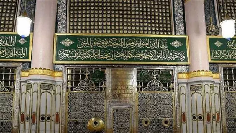 التفاصيل الكاملة..السعودية تصدر قرارًا عاجلًا بشأن قبر الرسول 