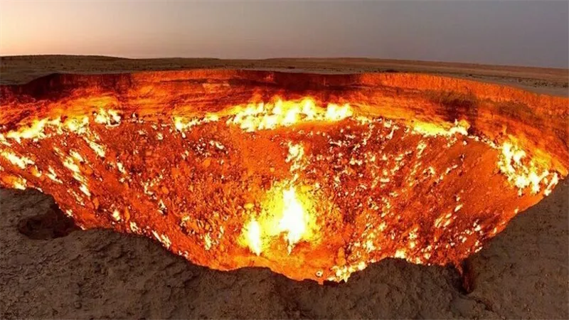 نار مستعرة منذ 50 عاما.. بوابة جهنم لغز مخيف في صحراء تركمانستان | فيديو