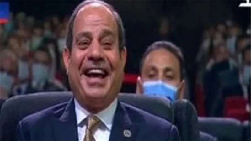 ضرب الموبايل في الخلاط.. عرض ساحر فرنسي يتسبب في ضحك السيسي | شاهد