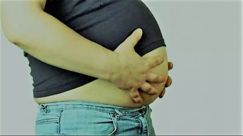 أهمها تجنب بعض الأطعمة.. 7 أسرار للتخلص من دهون البطن بشكل أسرع | فيديو