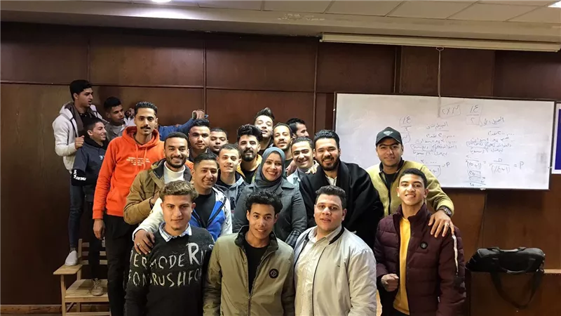 طلاب المعهد العالي للعلوم الإدارية ببني سويف يناقشون مشاريع التخرج لمادة التسويق وبحوث العمليات