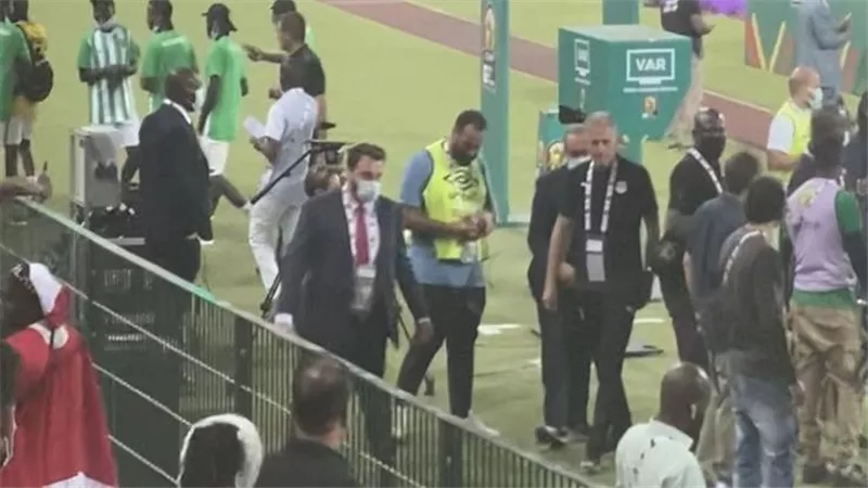 تعالى درب انت..مشادة بين كيروش وأحد الجماهير المصرية بعد الهزيمة أمام نيجيريا