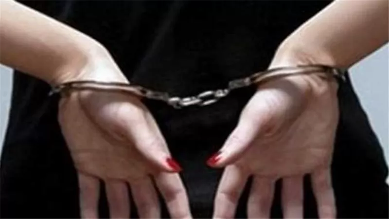 بلا قلب.. مقطع فيديو صادم لأم تلقي رضيعها في القمامة والشرطة تقبض عليها | شاهد