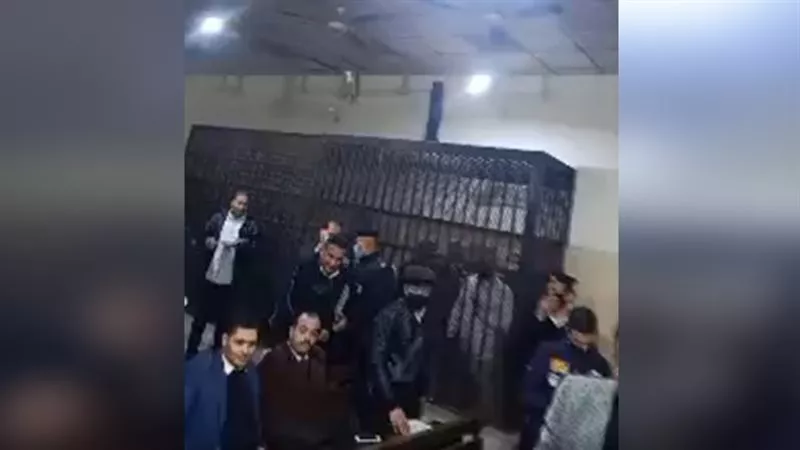 انهيار والدة وزوجة الضحية.. رد فعل المتهم بقتل صديقه مهندس طلخا بعد إحالة أوراقه للمفتي | شاهد