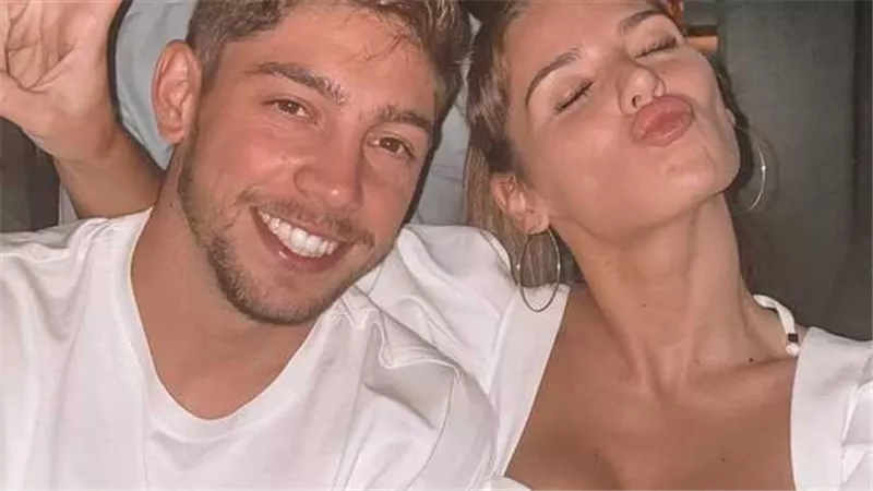 احتفال جنوني.. زوجة نجم ريال مدريد تخلع قميصها بعد هدفه في برشلونة | فيديو