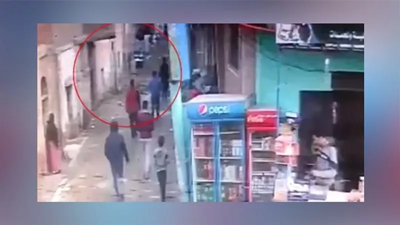 لقطات مؤلمة..فيديو صادم لسحل فتاة يتيمة بالشارع على يد بلطجي في الصف | شاهد