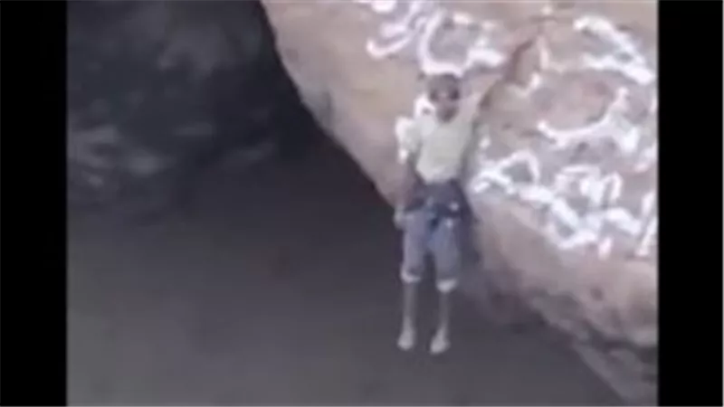 مشهد يحبس الأنفاس.. شاب عربي يلامس قاع فوهة بركان بقدمه | فيديو