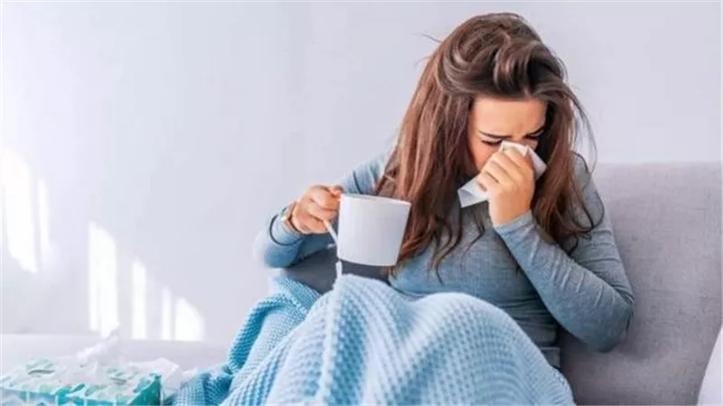 أبرزها مناعة الجسم والتعامل مع المصابين..أسباب نزلات البرد المستمرة 