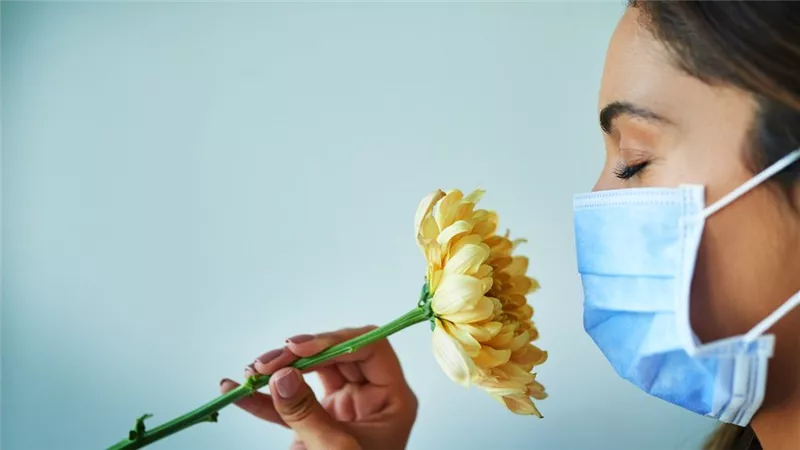 الأسباب الحقيقية.. لماذا يفقد مريض كورونا حاستي الشم والتذوق؟ 