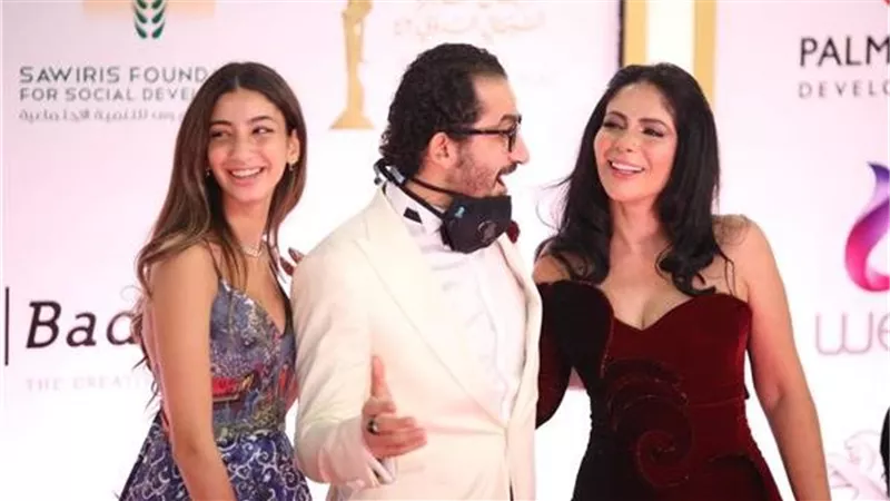 بعد أزمة مشهد أصحاب ولا أعز.. كيف تعيش أسرة أحمد حلمي ومنى زكي ؟