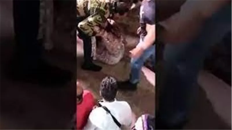  بسبب رفضها طلبه..معجب يهاجم الراقصة الروسية جوهرة على المسرح ويسحبها من شعرها | فيديو