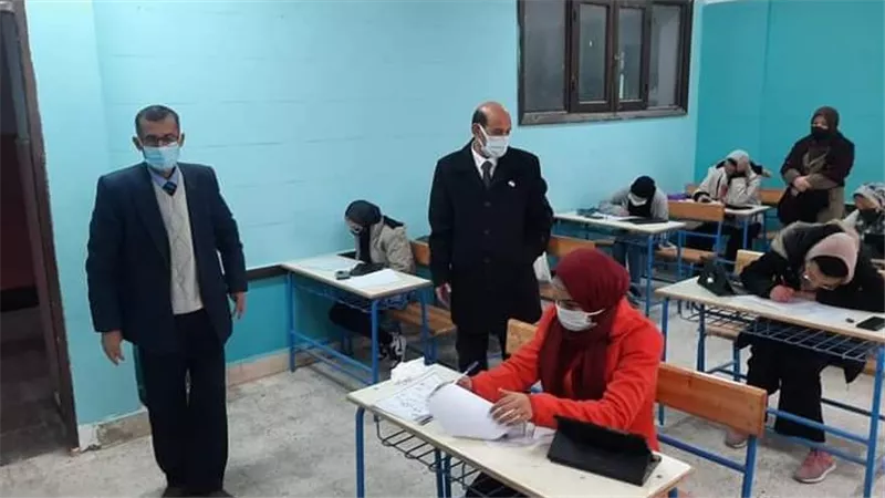 مدير إدارة الصف التعليمية بالجيزة يواصل متابعة امتحانات الفصل الدراسى الأول