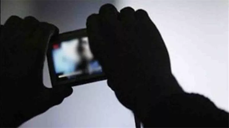 يا الدفع يا الفضيحة.. النيابة تحقق في قضية ابتزاز «قاصر» لطبيب بفيديو فاضح