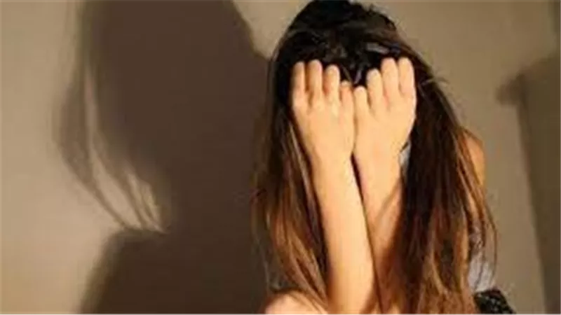 لارغامها على إقامة علاقة.. تفاصيل مثيرة في التحقيق مع 3 متهمين بتصوير طالبة عارية