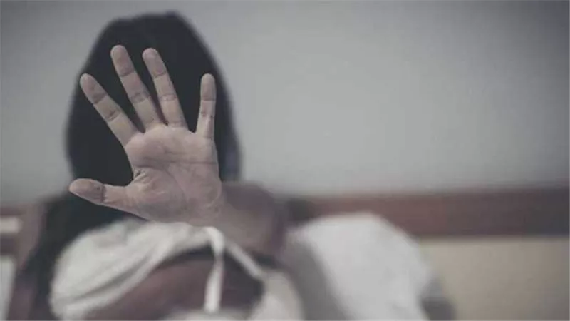 جردوها من ملابسها.. اعترافات صادمة للمتهمين بابتزاز طالبة 15 مايو
