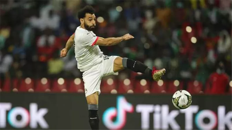 صلاح مستني دوره في البرميل.. تامر أمين يسخر من صورة استشفاء لاعبي المنتخب