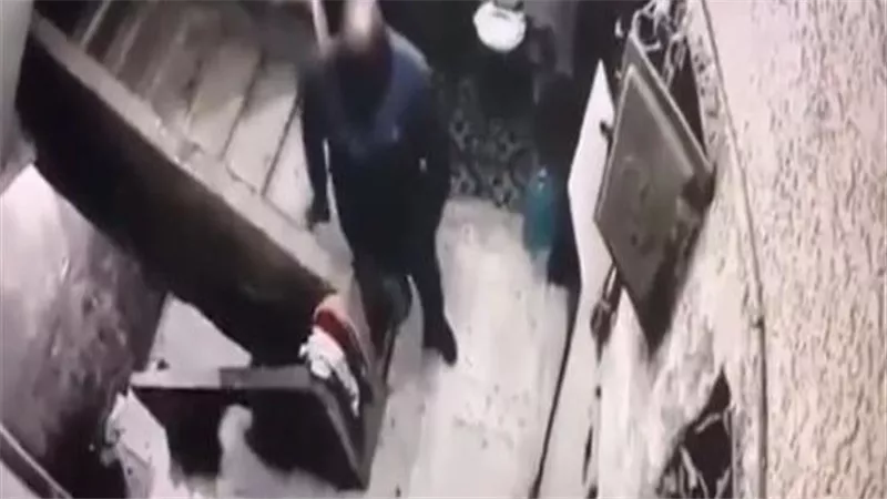 استدرجها لمساعدته في صعود السلم.. فيديو صادم يكشف تفاصيل تحرش سائق بطفلة العجوزة | شاهد