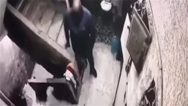 مقطعان 120 ثانية وبلاغ.. تفاصيل مثيرة تكشف وقائع التحرش بطفلة العجوزة داخل مدخل العمارة | شاهد