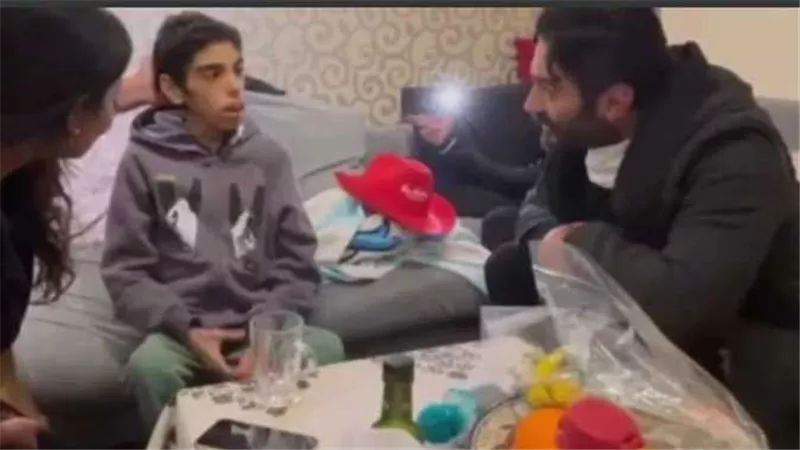 استجاب لنداء والدته..تامر حسني يفاجئ طفل مريض بالذهاب إلى منزله | فيديو