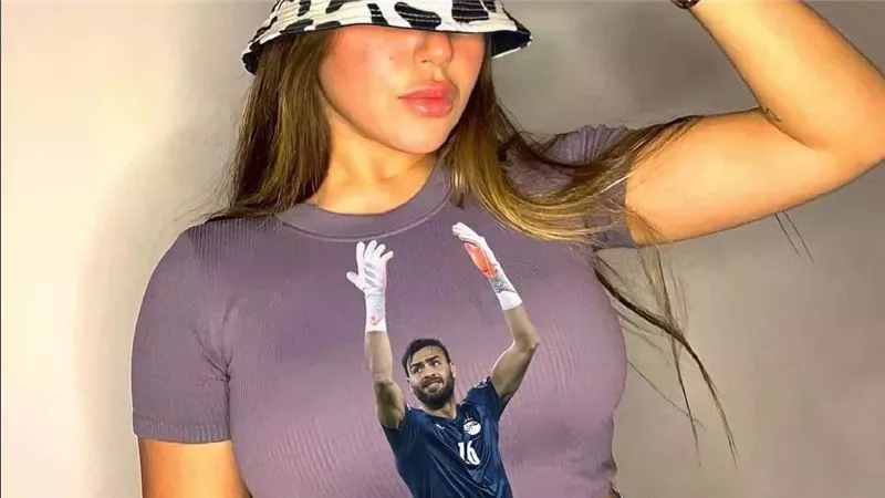 سارة سلامة تكشف حقيقة صورتها المتداولة بعد مباراة مصر والكاميرون | شاهد