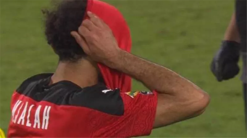 بعد خسارة لقب أمم أفريقيا.. لحظة بكاء محمد صلاح بعد الهزيمة من السنغال | شاهد